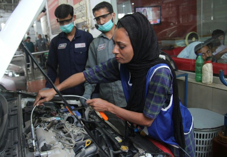 Une mécanicienne automobile à la tête du Pakistan patriarcal