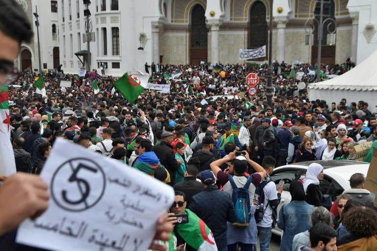 Marée humaine à Alger, Bouteflika refuse de céder