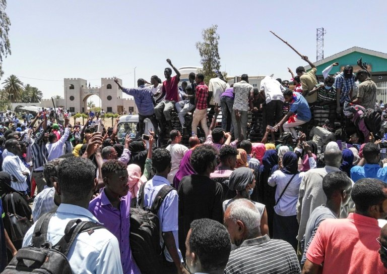 Soudan: tirs de gaz lacrymogènes sur la foule toujours rassemblée à Khartoum
