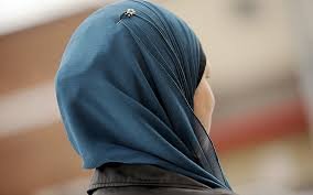Un acte barbare et inhumain contre une femme voilée et en présence de son mari et de ses enfants en France