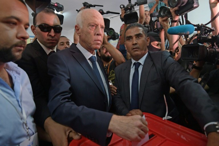 Présidentielle en Tunisie: un sondage donne une très large avance à Saied