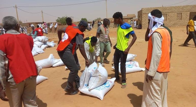Les humanitaires de l&rsquo;ONU achèvent la première distribution de nourriture à Khartoum alors que la faim et les menaces contre les enfants s&rsquo;intensifient