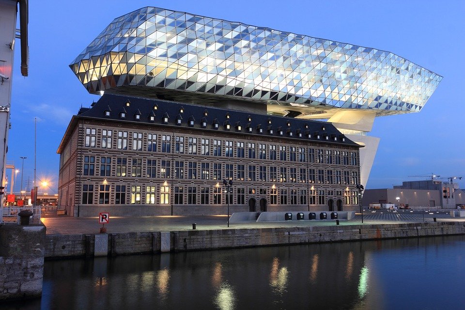 Anvers, une ville portuaire dynamique : entre commerce et histoire Anvers, une ville portuaire dynamique : entre commerce et histoire