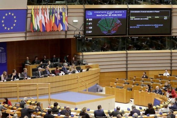 Les députés demandent des modifications au traité pour renforcer le rôle du Parlement et proposent des référendums à l&rsquo;échelle de l&rsquo;UE