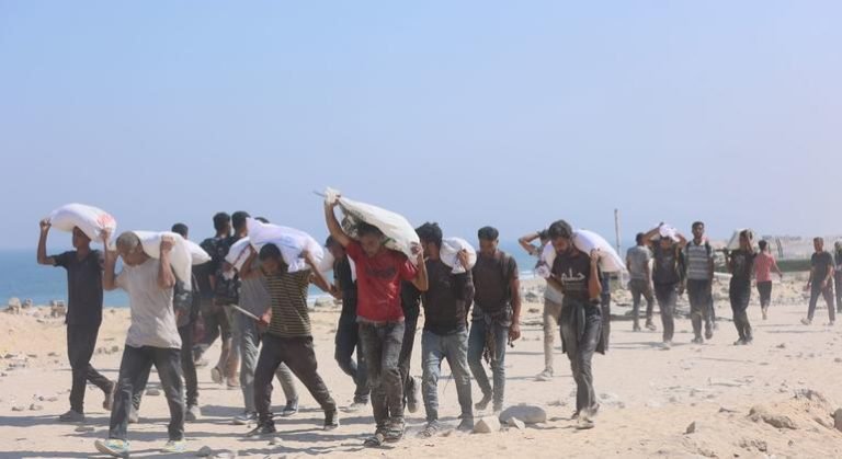 Alors que les camions d&rsquo;aide entrent, les vidéos des otages israéliens et les attaques contre les membres du personnel du Croissant rouge suscitent l&rsquo;indignation