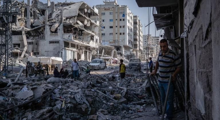 Des « foules » ciblent les Palestiniens en Cisjordanie occupée, alors que les inondations ravagent Gaza