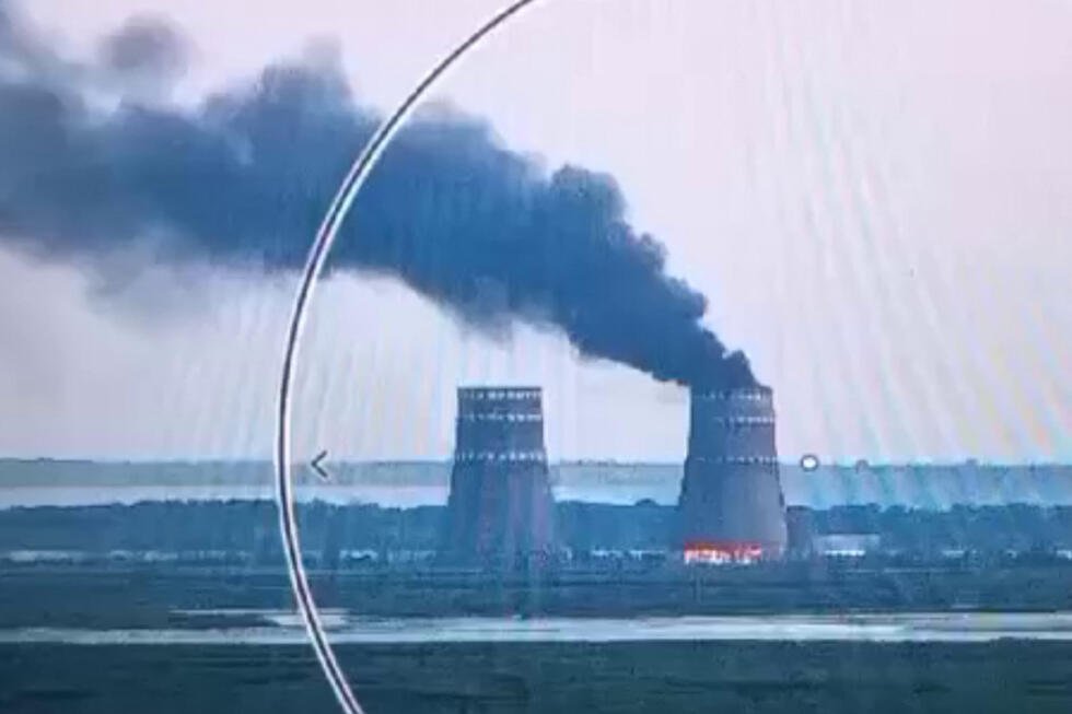 Capture d'écran d'une vidéo diffusée par le service de presse de la présidence ukrainienne le 11 août 2024, montre un incendie dans une tour de refroidissement de la centrale nucléaire de Zaporijia, c