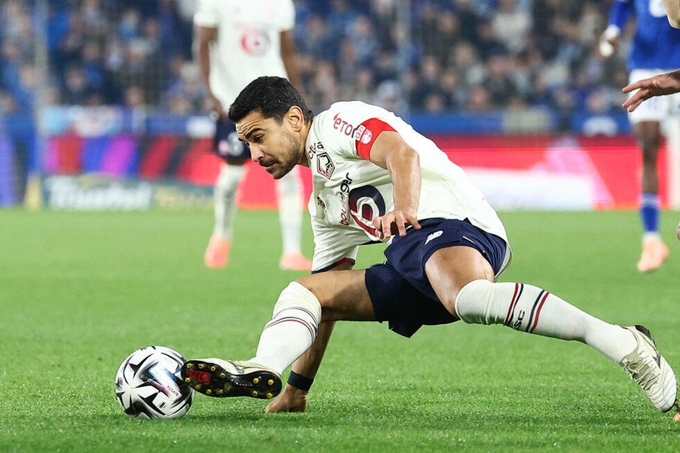 Tacle du Lillois Aïssa Mandi.