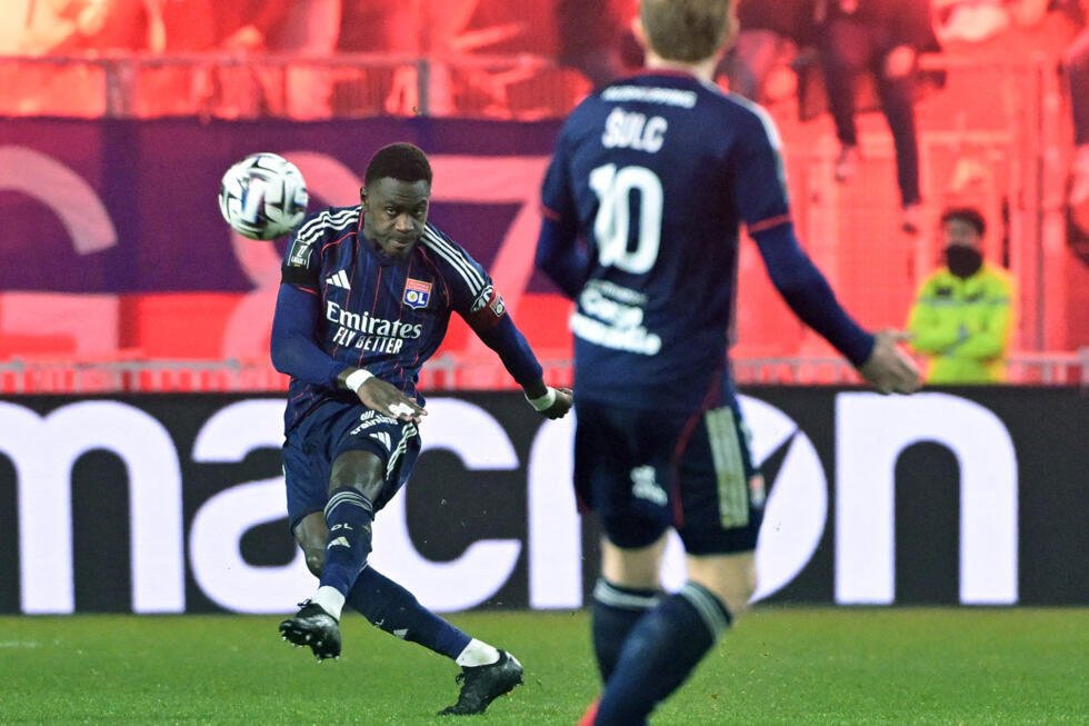 Frappe du Sénégalais Moussa Niakhaté avec l'OL.