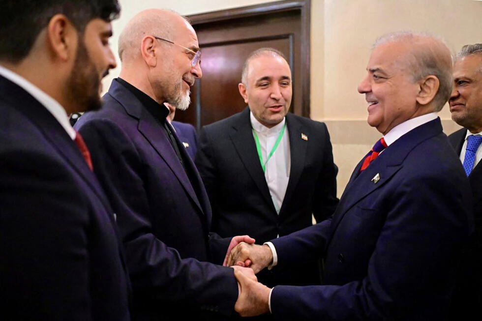 Le Premier ministre pakistanais Shehbaz Sharif accueillant le président du Parlement iranien Mohammad Bagher Ghalibaf.
