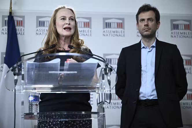 Les rapporteurs Violette Spillebout (Renaissance) et Paul Vannier (La France insoumise), lors d’une conférence de presse à l’Assemblée nationale, pour présenter le rapport de la commission parlementaire sur les violences en milieu scolaire, à Paris, le 2 juillet 2025.