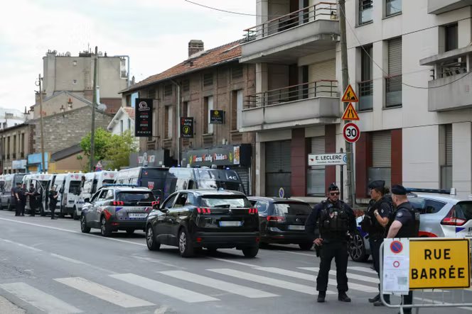 Le périmètre de sécurité autour du site où la bombe a été découverte, dans un quartier résidentiel de Colombes (Hauts-de-Seine), le 19 avril 2026.