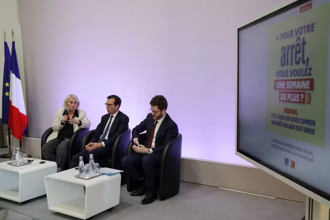 De gauche à droite, la ministre française de la Santé, Stéphanie Rist, le ministre français du Travail, Jean-Pierre Farandou et secrétaire d’État à la Fonction publique, David Amiel, lors de la présentation du plan de réduction de l’absentéisme au travail, à Paris, le 9 avril 2026.