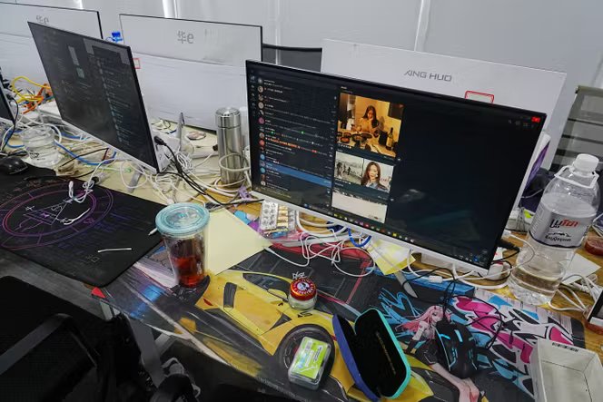 Matériel utilisé dans un centre de cyberarnaque, à Phnom Penh, le 11 mars 2026.