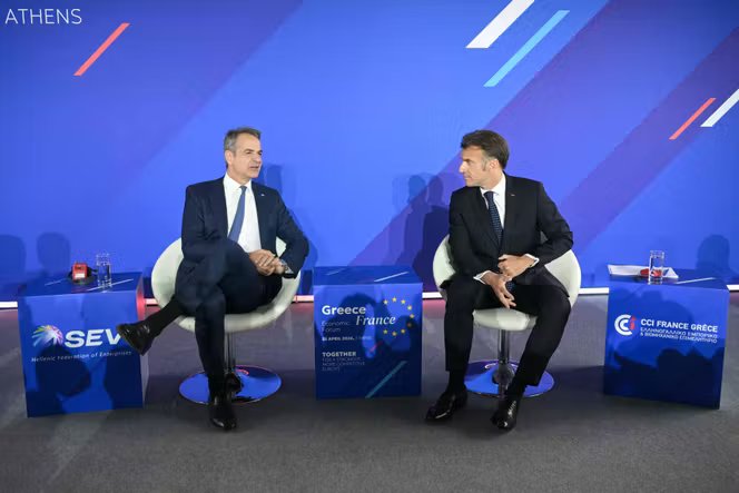 Le premier ministre grec, Kyriakos Mitsotakis, et le président français, Emmanuel Macron, à Athènes, le 25 avril 2026.