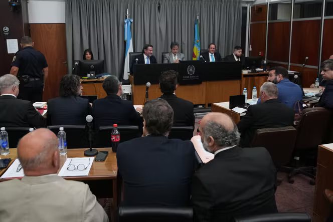 Lors de la première journée du procès de l’équipe médicale qui a soigné la star de football Diego Maradona, accusée d’homicide par négligence, à San Isidro, en Argentine, le 14 avril 2026. 