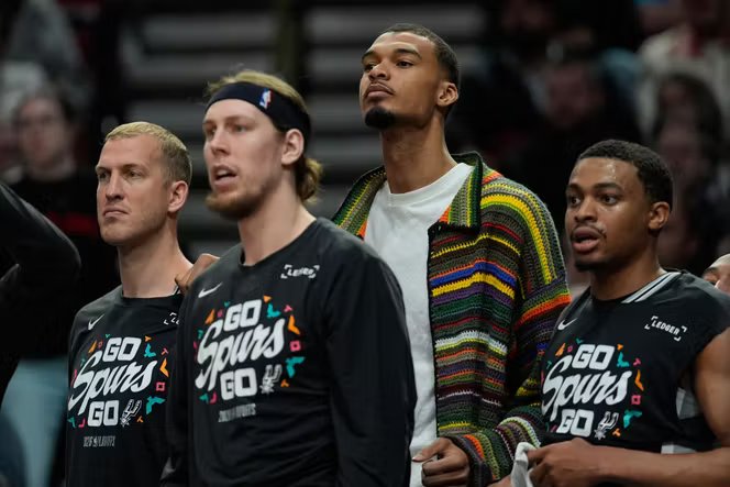 Victor Wembanyama, sur le banc de touche, lors du troisième match du premier tour des playoffs NBA, gagné par les Spurs, à Portland, vendredi 24 avril.