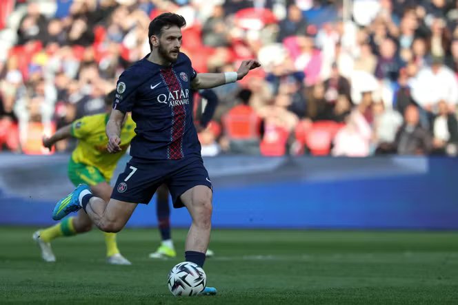 L’attaquant du Paris-Saint-Germain, Khvicha Kvaratskhelia, buteur contre le FC Nantes, lors du match de Ligue 1 au stade du Parc des Princes, à Paris, le 22 avril 2026.