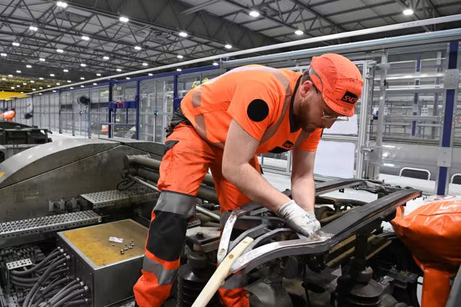 Un technicien de la SNCF remplace l’arc du pantographe d’un TER, au centre de maintenance SNCF Technicentre d’Orléans (Loiret), le 12 mai 2025.