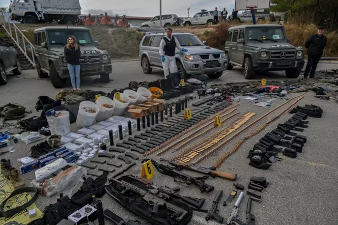 Des policiers kosovars présentent des armes et du matériel militaire saisis dans le village de Banjska (Kosovo), le 25 septembre 2023.