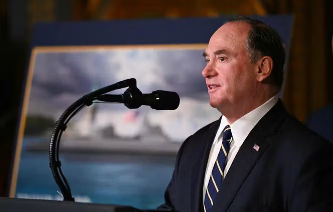 Le secrétaire à la marine américaine, John Phelan, lors d’une conférence de presse à Mar-a-Lago, à Palm Beach (Floride), le 22 décembre 2025.