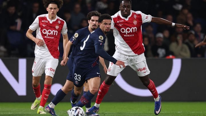 Warren Zaïre-Emery au moment de sa perte de balle dans sa surface contre Monaco, le 6 mars 2026 au Parc des Princes, à Paris. (FRANCK FIFE / AFP)