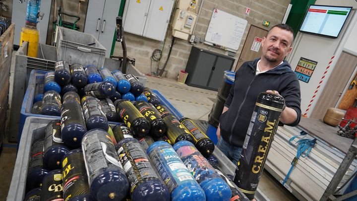 Cédric Nadotti, le patron de l'entreprise D.I. Services qui retraite le protoxyde d'azote en Seine-et-Marne. (MARC BERTRAND / FRANCEINFO)