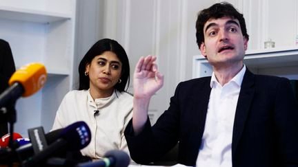Rima Hassan et son avocat, Vincent Brengarth, lors d'une conférence de presse, le 3 avril 2026 à Paris. (NICOLAS RONGIER / HANS LUCAS / AFP)