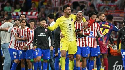 Antoine Griezmann and his Atlético de Madrid teammates, although beaten 2-1 by Barça in the quarter-final second leg, celebrate their qualification for the last four of the Champions League, on April 14, 2026, at the Metropolitano. (JAVIER SORIANO / AFP)