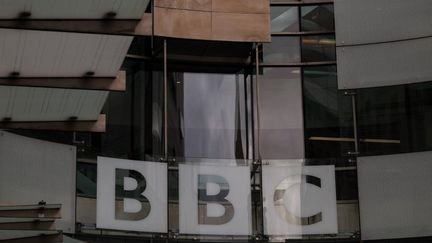 Le logo de la BBC, le 11 novembre 2025 à Londres (Royaume-Uni). (ADRIAN DENNIS / AFP)
