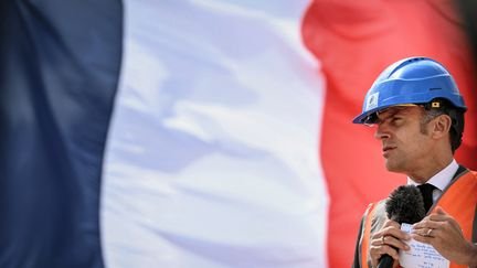 Le président Emmanuel Macron visite la future mine de lithium d'Échassières, dans l'Allier. (JEFF PACHOUD / AFP)