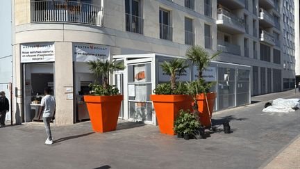Des pots ont été installés devant un restaurant Master Poulet à Saint-Ouen (Seine-Saint-Denis), selon une photo postée par l'avocat de l'enseigne, vendredi 24 avril. (SEFEN GUEZ GUEZ / X)