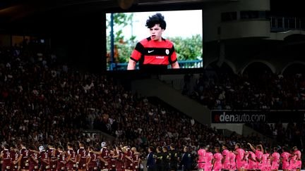 Les joueurs observent une minute de silence en hommage à Medhi Narjissi avant un match entre l'Union Bordeaux-Bègles et le Stade français, à Bordeaux, le 7 septembre 2024. (ROMAIN PERROCHEAU / AFP)