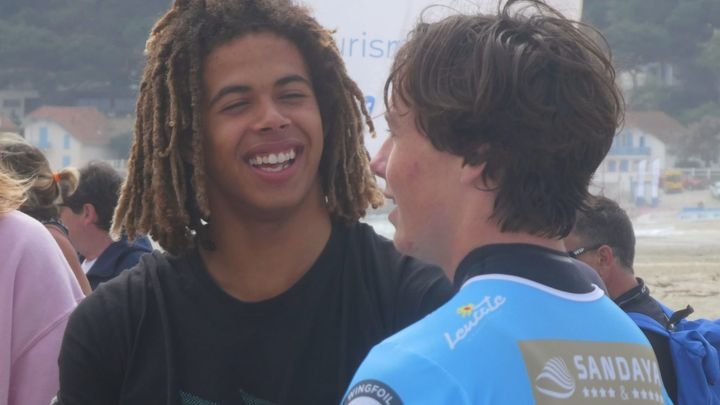 Benjamin Castenskiold (à gauche) est devenu champion du monde de wingfoil l'an dernier à 14 ans à peine. (JÉRÔME VAL / RADIO FRANCE)