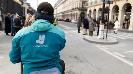 Image d'illustration d'un livreur Deliveroo dans les rues de Paris, en décembre 2025. (QUENTIN DE GROEVE / HANS LUCAS / AFP)