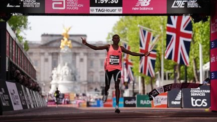 Le Kényan Sabastian Sawe à l'arrivée du marathon de Londres, le 26 avril 2026. (MAXPPP)