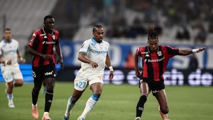Hicham Boudaoui poursuivi par Quinten Timber lors d'OM-Nice, le 26 avril 2026, en Ligue 1. (AFP)