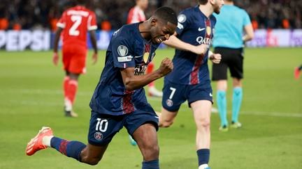 Ousmane Dembélé célèbre son but lors du match aller de la demi-finale de la Ligue des champions face au Bayern Munich, le 28 avril 2026 au Parc des Princes. (JEAN CATUFFE / DPPI / AFP)