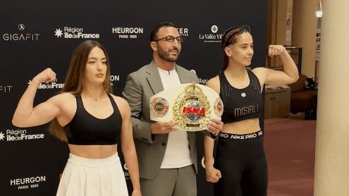 Shiva Nariman (à droite), lors de la pesée avant son combat contre la Française Jeanne Huron (à gauche), mercredi 29 avril à Paris. (Hortense Leblanc)