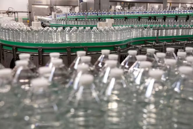 Des bouteilles de Cristaline sur la chaîne de production de l’usine d’embouteillage d’eau minérale Cristaline Chantereine à Chelles (Seine-et-Marne) le 27 février 2026.