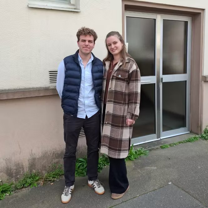 Margaux et Mylan, devant l’immeuble de leur nouvel appartement, dans le quartier nantais Haut-Pavés-Saint-Félix.