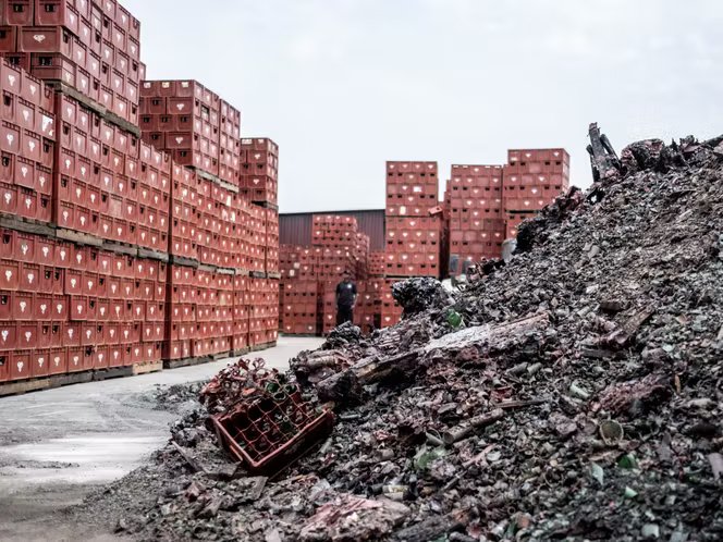 Les vestiges d’un incendie criminel perpétré contre la brasserie Mocaf du groupe français Castel, dans la nuit du 6 mars 2023, à Bangui, le 10 mars 2023.