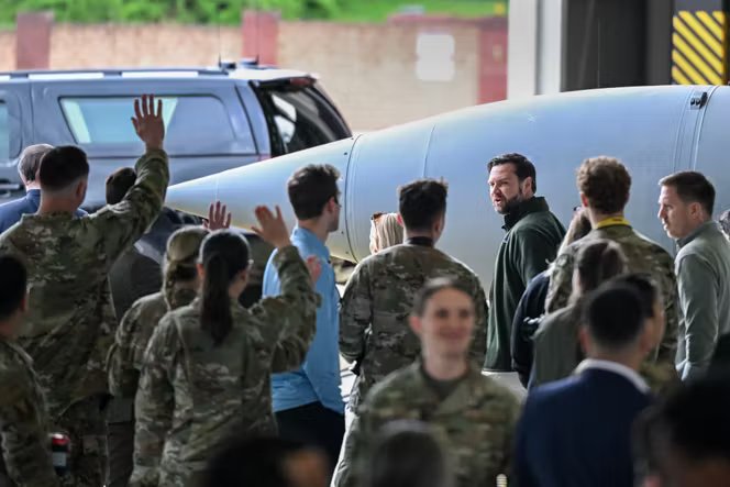 Lors d’une visite du vice-président américain, J. D. Vance, sur la base militaire de Ramstein (Allemagne), le 24 avril 2025.