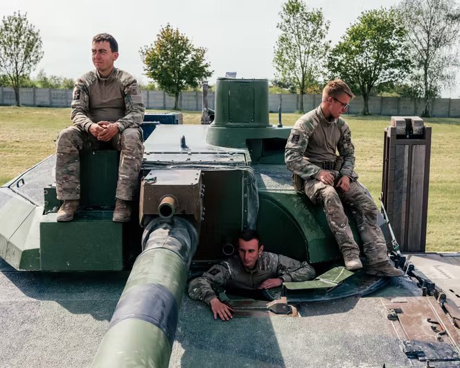 Des soldats français de la 7ᵉ brigade blindée sur un char Leclerc lors de l’exercice « Orion 26 », à Mailly-le-Camp (Aube), le 27 avril 2026.