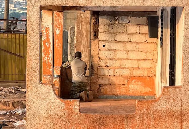 Un soldat malien prend position lors d’une attaque de la base militaire de Kati, près de Bamako, le 25 avril 2026.