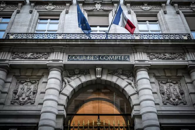 Devant la cours des comptes, à Paris, le 16 février 2022.