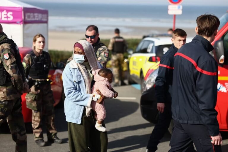 A Calais, dix associations d’aide aux migrants dénoncent un hébergement d’urgence insuffisant