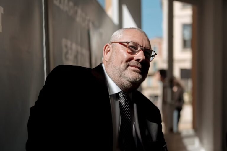 A Carcassonne, Christophe Barthès, le nouveau maire RN, rompt les habitudes avec la presse locale