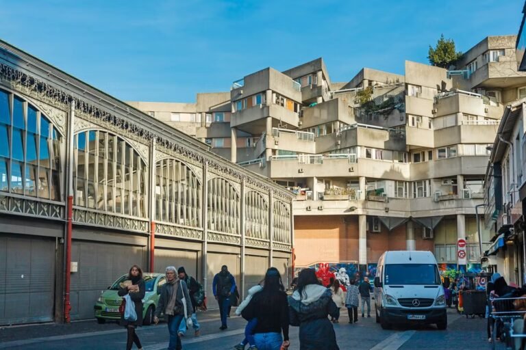Bally Bagayoko, le nouveau maire de Saint-Denis, veut sauver le patrimoine architectural de l’îlot 8