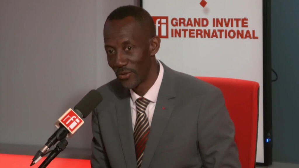 Bally Bagayoko, maire de Saint-Denis et Pierrefitte-sur-Seine, dans les studios de RFI, le 22 avril 2026.